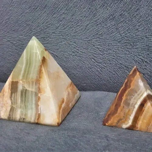 Pyramide en pierre naturelle onyx lithothérapie feng shui 140g 5 cm  b39